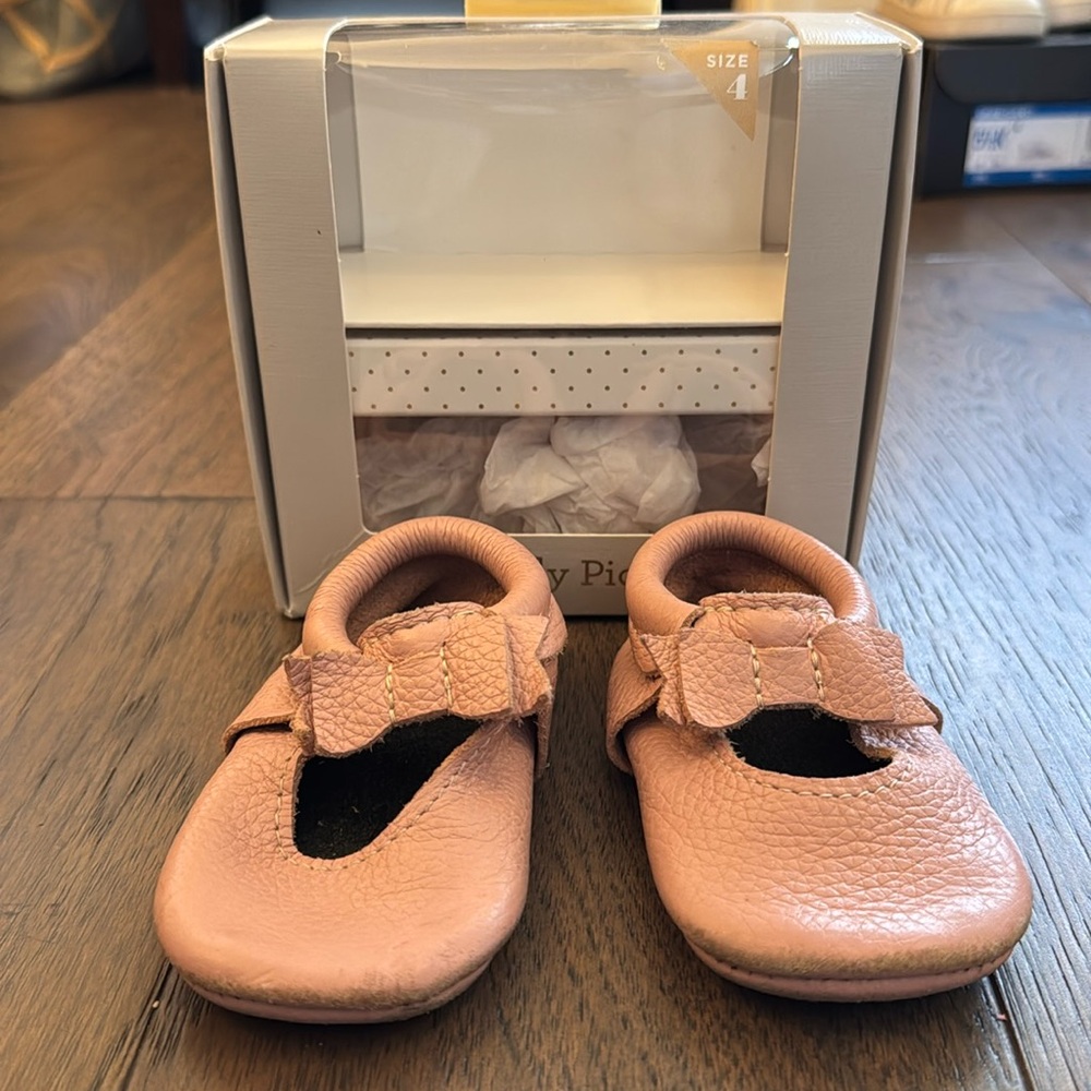 Freshly Picked Mini Sole Flats in Size 4